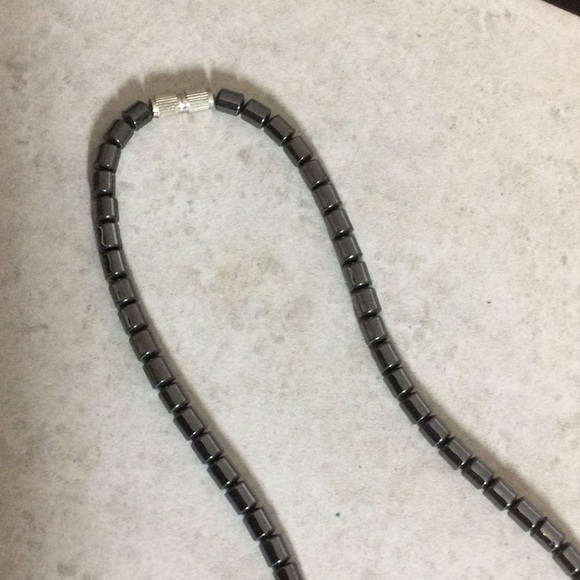 Hematite bead with turquoise bead and hematite fan pendant necklace - Picture 5 of 6